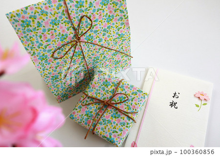 お祝いの金品　白背景 100360856