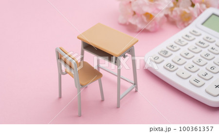 学校机と電卓と桜　学費イメージ 100361357
