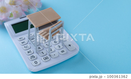 学校机と電卓と桜　学費イメージ 100361362