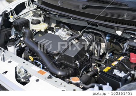 コンパクトカーのエンジンルーム（新車） 100361455
