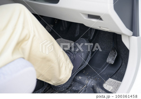 車のブレーキ操作 100361458