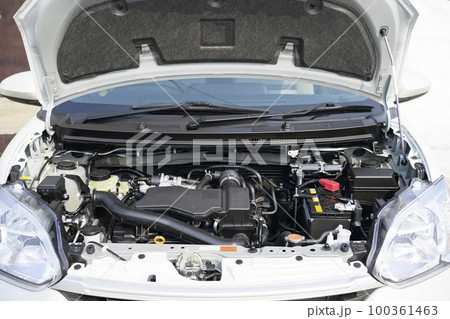 コンパクトカーのエンジンルーム（新車） 100361463