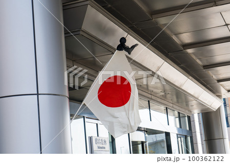 弔意を示すため、旗玉を黒布で隠し黒リボンの喪章をつけた日の丸|弔旗|国旗イメージ 弔意を示すため、旗玉を黒布で隠し黒リボンの喪章をつけた日の丸|弔旗|国旗イメージ 100362122