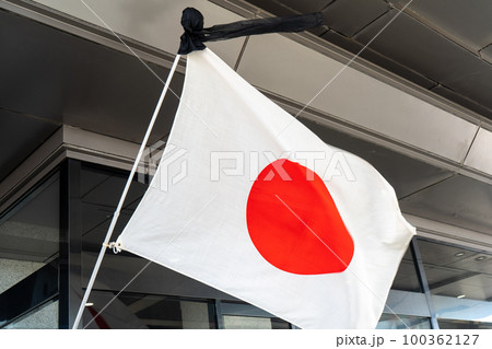 弔意を示すため、旗玉を黒布で隠し黒リボンの喪章をつけた日の丸|弔旗|国旗イメージ 弔意を示すため、旗玉を黒布で隠し黒リボンの喪章をつけた日の丸|弔旗|国旗イメージ 100362127