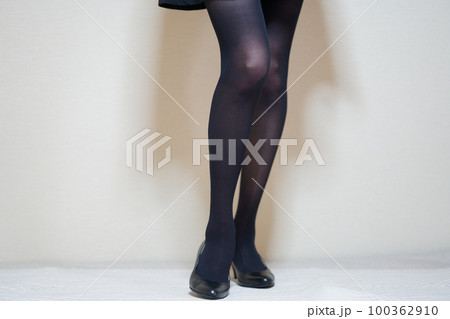 黒いストッキングを履いた脚 100362910