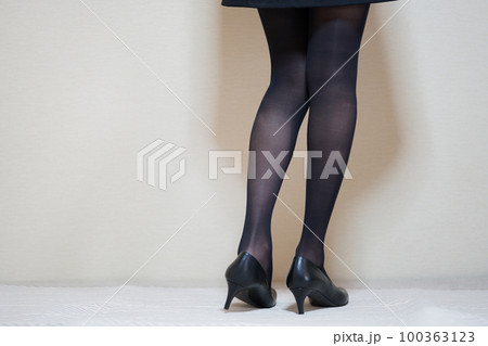 黒いストッキングと黒いパンプスを履いた脚 後ろ向き 黒いストッキングと黒いパンプスを履いた脚 後ろ向き 100363123