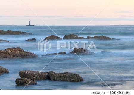 The lighthouse of the barges on the horizon seen from the beach of Sauveterre. The lighthouse of the barges on the horizon seen from the beach of Sauveterre. 100363260