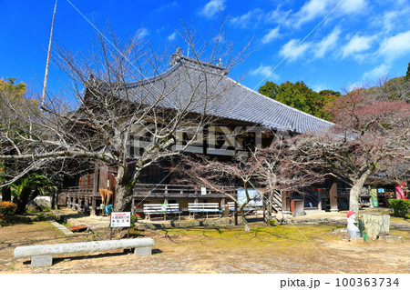 【山口県】晴天の功山寺（法堂） 100363734