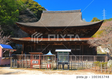 【山口県】晴天の功山寺（仏殿） 100363748
