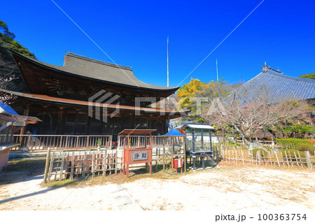 【山口県】晴天の功山寺（法堂と仏殿） 100363754