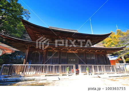 【山口県】晴天の功山寺（仏殿） 100363755