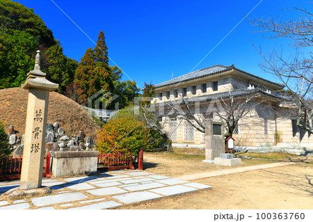 【山口県】晴天の旧長門尊攘堂（功山寺） 100363760