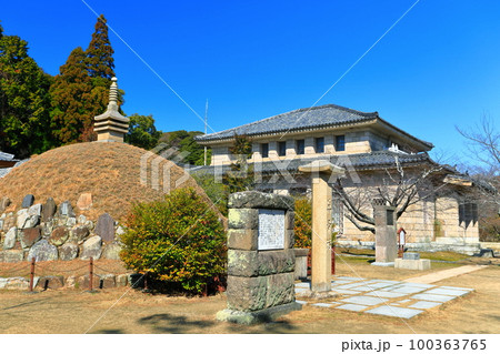 【山口県】晴天の旧長門尊攘堂(功山寺) 【山口県】晴天の旧長門尊攘堂(功山寺) 100363765