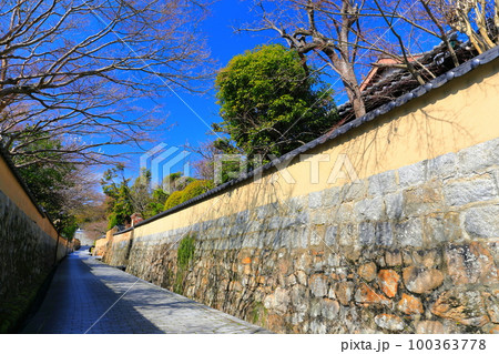 【山口県】晴天の長府の古江小路 100363778