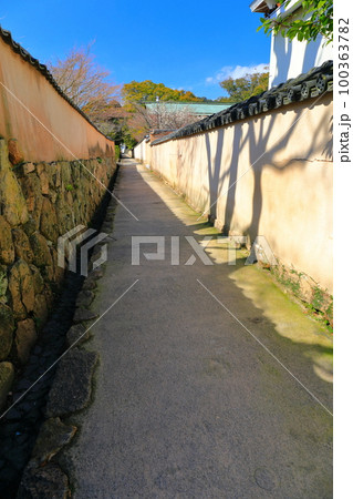【山口県】晴天の長府の古江小路 【山口県】晴天の長府の古江小路 100363782