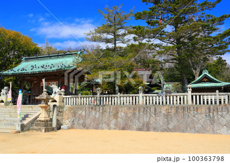 【山口県】晴天の長府の忌宮神社 100363798