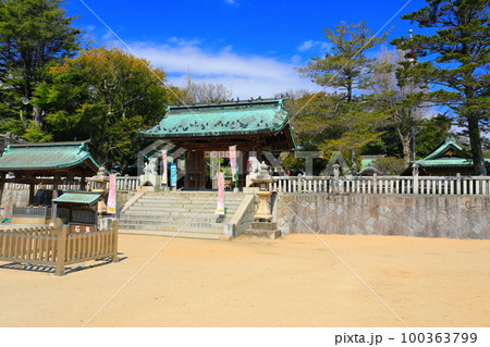 【山口県】晴天の長府の忌宮神社 100363799