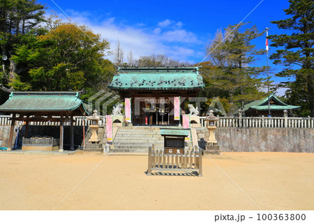 【山口県】晴天の長府の忌宮神社 100363800