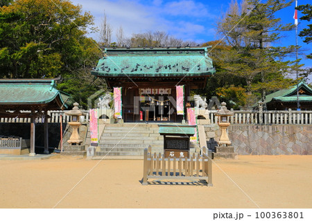 【山口県】晴天の長府の忌宮神社 100363801