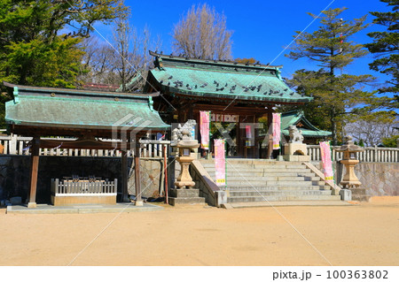 【山口県】晴天の長府の忌宮神社 100363802