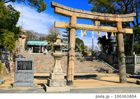 【山口県】晴天の長府の忌宮神社 100363804