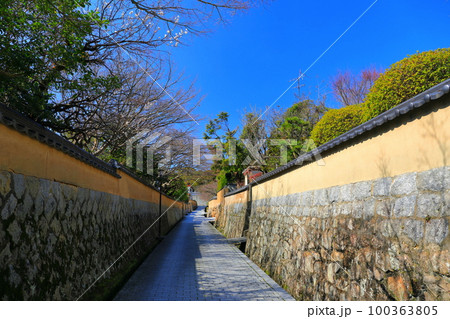 【山口県】晴天の長府の古江小路 【山口県】晴天の長府の古江小路 100363805