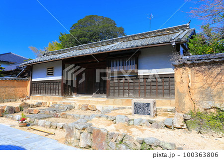 【山口県】晴天の長府の菅家長屋門（古江小路） 100363806