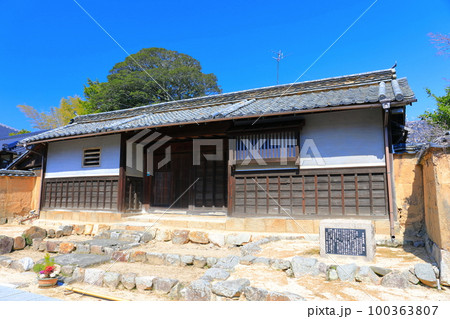 【山口県】晴天の長府の菅家長屋門(古江小路) 【山口県】晴天の長府の菅家長屋門(古江小路) 100363807