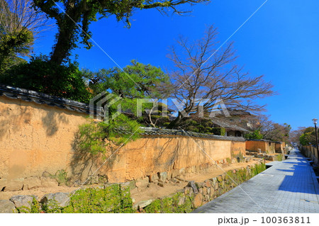 【山口県】晴天の長府の古江小路 100363811