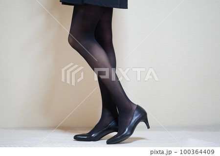 黒いストッキングと黒いパンプスを履いた脚 横向き 黒いストッキングと黒いパンプスを履いた脚 横向き 100364409