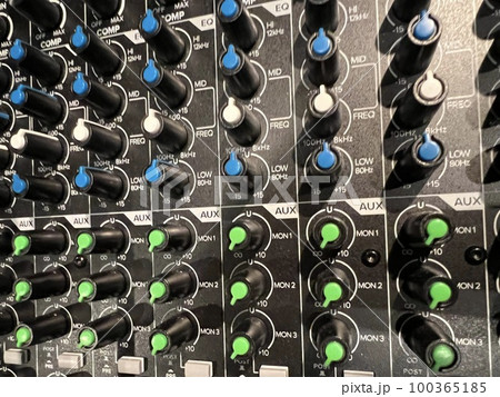 音楽PA卓・ミキサーのクローズアップ 音楽PA卓・ミキサーのクローズアップ 100365185