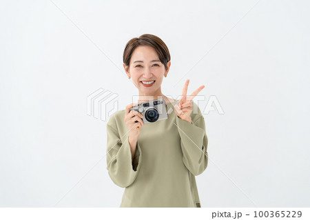 カメラを持つ女性　ピース 100365229