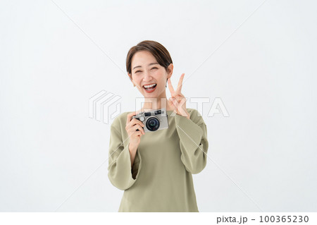 カメラを持つ女性 ピース カメラを持つ女性 ピース 100365230