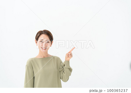 カジュアル 女性 指差し カジュアル 女性 指差し 100365237