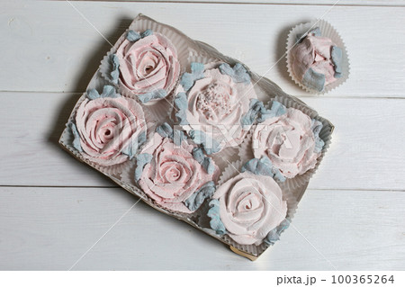 Homemade marshmallows in a cardboard box. Zephyr flowers. Gift wrap. Homemade marshmallows in a cardboard box. Zephyr flowers. Gift wrap. 100365264