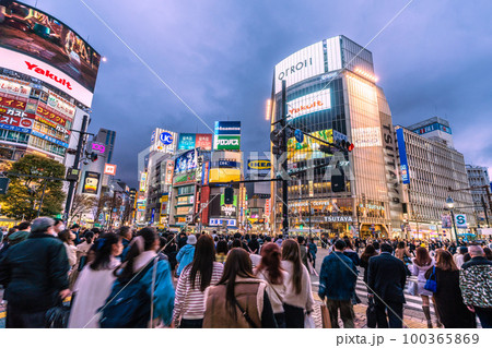 日本の東京都市景観 3月13日。暗雲漂う渋谷は脅威の人流。マスク着用はきょうから個人の判断＝13日 100365869