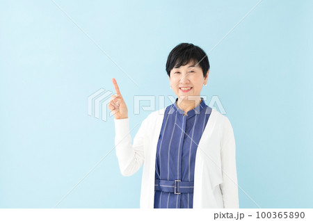 シニア女性　ポートレート　指差し 100365890