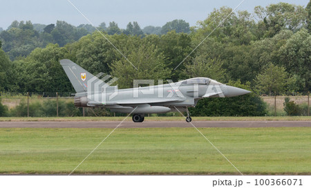 イギリス空軍タイフーンFGR4タキシング 100366071