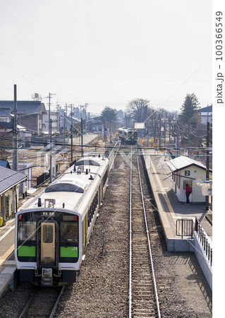 只見線の風景　会津坂下駅の列車　福島県会津坂下町 100366549