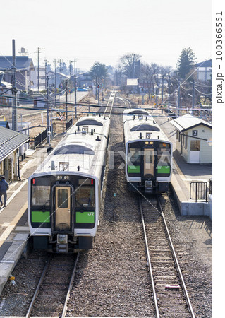 只見線の風景　会津坂下駅の列車　福島県会津坂下町 100366551