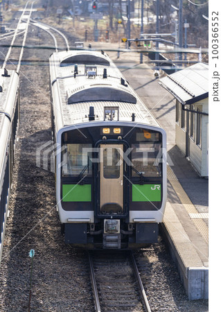 只見線の風景　会津坂下駅の列車　福島県会津坂下町 100366552