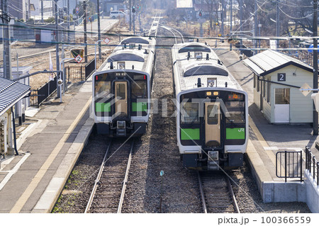 只見線の風景　会津坂下駅の列車　福島県会津坂下町 100366559