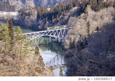 只見線の風景 第一只見川橋梁を渡る列車 福島県三島町 只見線の風景 第一只見川橋梁を渡る列車 福島県三島町 100366617