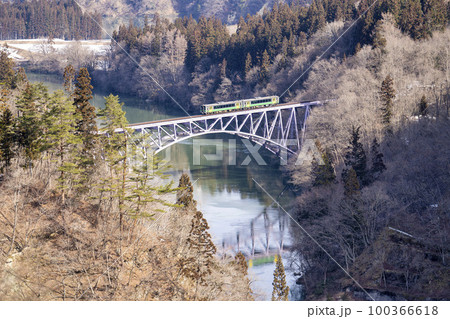 只見線の風景 第一只見川橋梁を渡る列車 福島県三島町 只見線の風景 第一只見川橋梁を渡る列車 福島県三島町 100366618