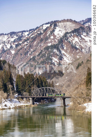 只見線の風景 第四只見川橋梁を渡る列車 福島県金山町 只見線の風景 第四只見川橋梁を渡る列車 福島県金山町 100366682