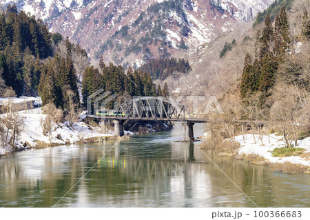 只見線の風景 第四只見川橋梁を渡る列車 福島県金山町 只見線の風景 第四只見川橋梁を渡る列車 福島県金山町 100366683