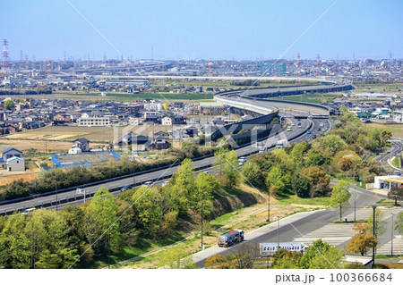 伊勢湾岸自動車道と刈谷ハイウェイオアシスのトラック駐車スペース　 100366684