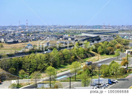 伊勢湾岸自動車道と刈谷ハイウェイオアシスのトラック駐車スペース　 100366688