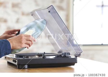 レコードをセットする男性の手元 100367430