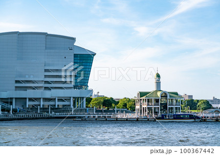 【神奈川県】晴天の横浜ぷかり桟橋 100367442